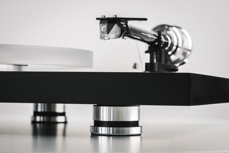 Pro-Ject Debut Reference 10 plinth, feet and Pick it PRO cartridge