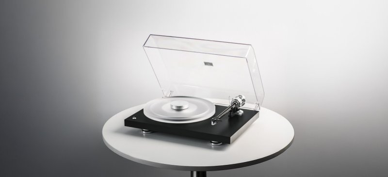 Pro-Ject Debut Reference 10 Black with dust cover