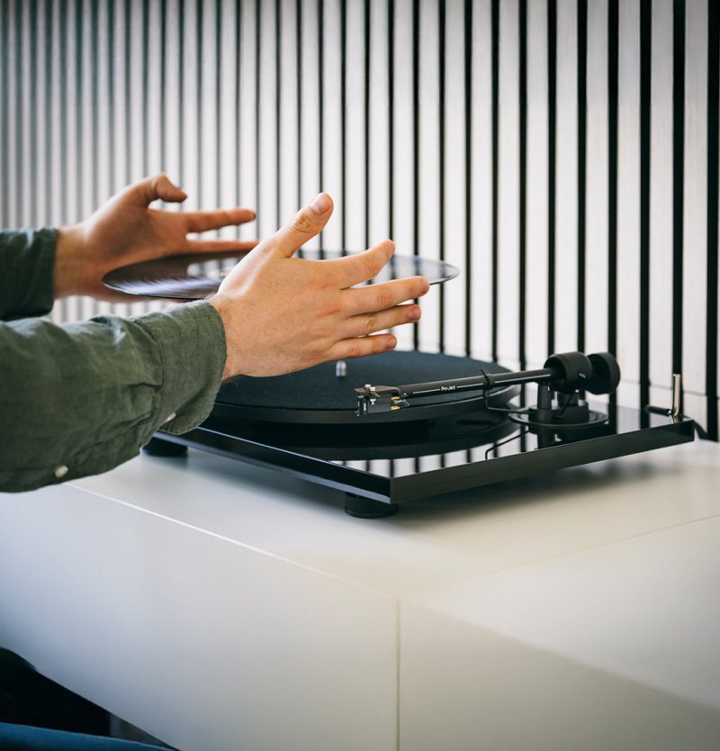 Pro-Ject E1.2 High Gloss Black - lifestyle