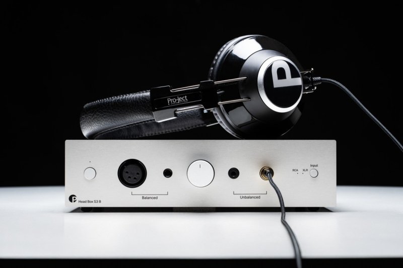 Pro-Ject Head Box S3 B Silver with headphones