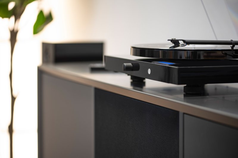 Pro-Ject Juke Box E1 HiFi Set Walnut lifestyle