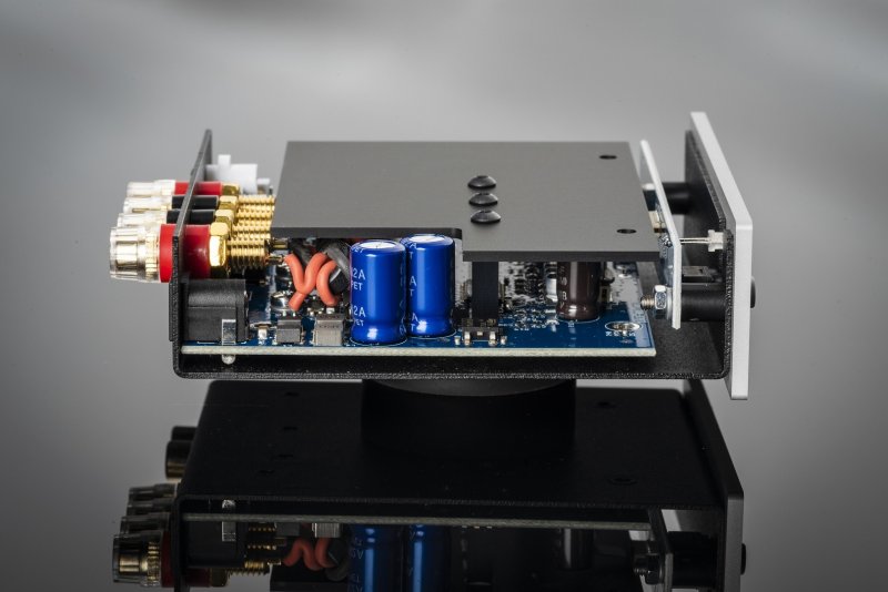Pro-Ject Amp Box S3 Black lifestyle 2