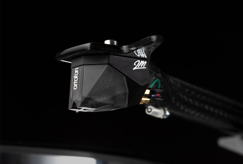 Pro-Ject Pick it 2M Silver cartridge mounted on a Pro-Ject carbon tonearm