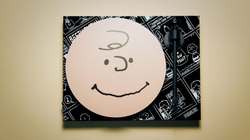 Pro-Ject Peanuts Turntable - Charlie Brown Acrylic Platter