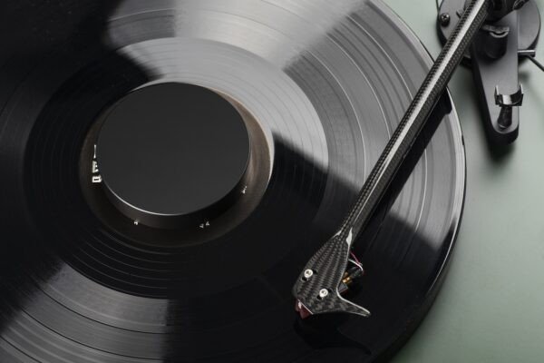 Pro-Ject Record Puck E Black Lifestyle 2