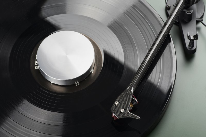 Pro-Ject Record Puck E Silver on turntable