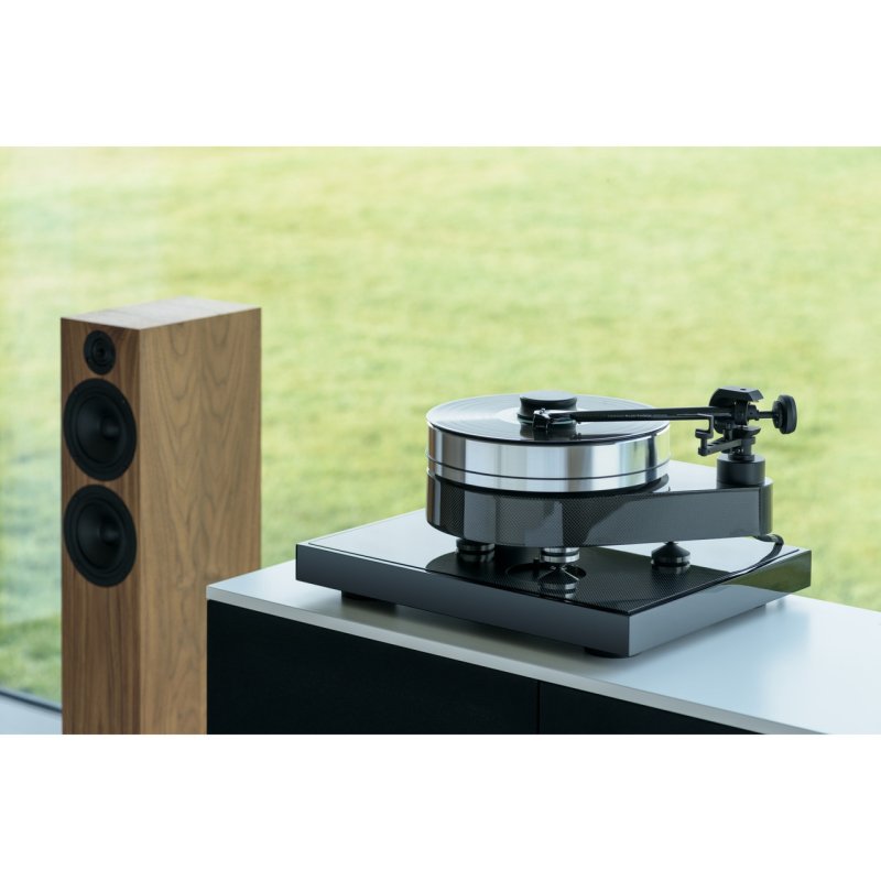 Pro-Ject RPM 10 Carbon — lifestyle with speaker