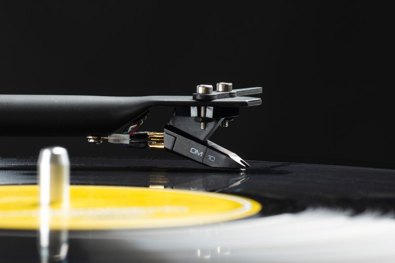Pro-Ject T1 EVO BT Satin White - Ortofon OM10 cartridge