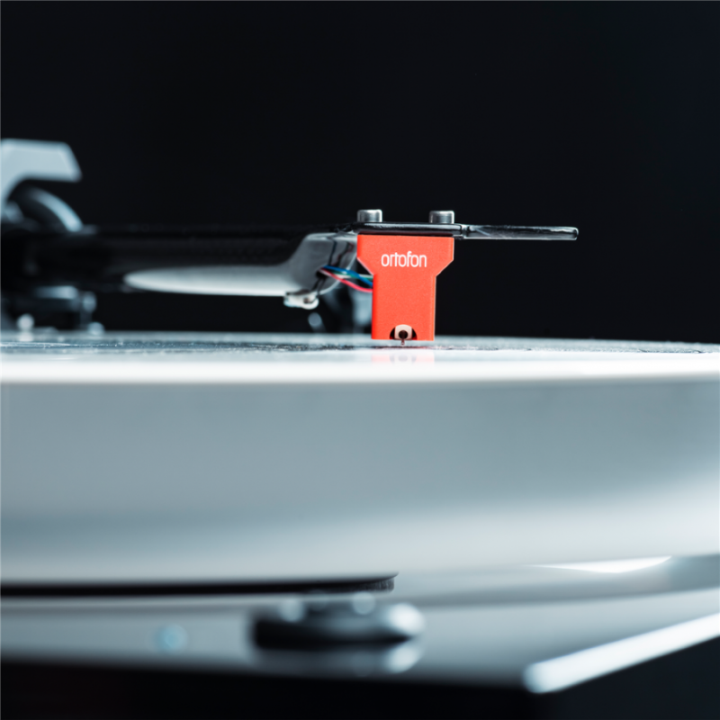 Pro-Ject X2 B Turntable White — cartridge close-up
