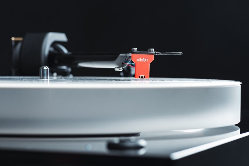 Pro-Ject X2 B Turntable White — cartridge macro
