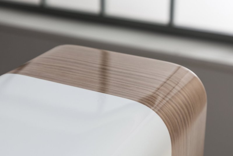Q Acoustics Concept 500 Light Oak veneer close-up — top panel detail showing Italian wood grain and gloss white transition