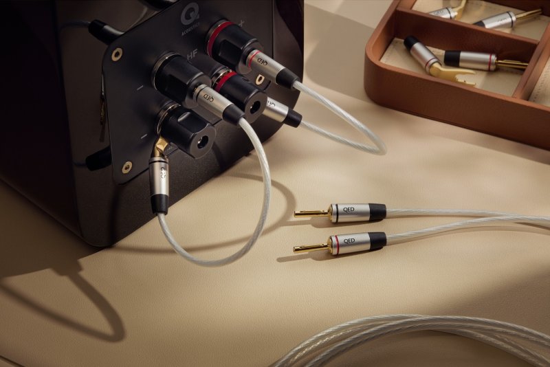 QED Performance Bi-Wire Links fitted to a loudspeaker bi-wire binding post pair