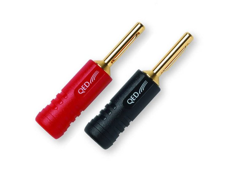 QED Screwloc 4mm Banana Plugs (4 Pack) — angled view
