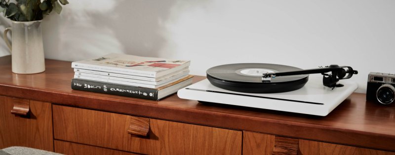 Roksan Attessa Turntable Black — lifestyle