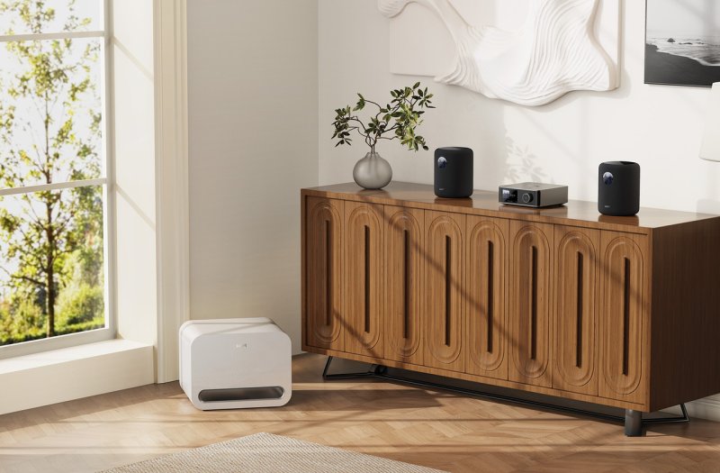 WiiM Sub Pro Wireless Subwoofer White with WiiM streamer and turntable