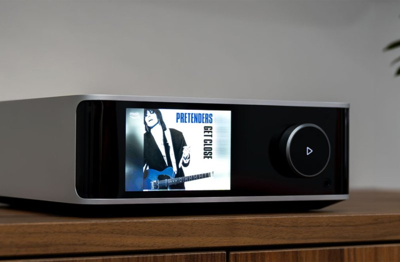 WiiM Ultra Streaming DAC Silver — lifestyle